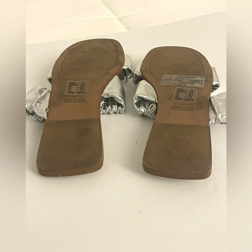 Preloved Silver Double Band Ruffle Sandals. - Picture 4 of 5